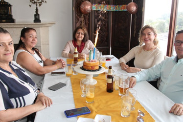 Foto | Argemiro Idárraga | LA PATRIA Claudia Ximena Enríquez festejó su cumpleaños con un almuerzo en el restaurante A La Leña en compañía de Ana Isabel Rivillas, María Teresa Ramírez, Ana Beatriz Ocampo y Jorge Mario Gómez.