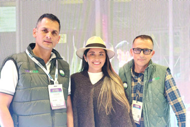Foto | Cortesía | LA PATRIA Elkin Alonso Patiño,socio fundador del operador Lanatour Marulanda; Juliana Burgos, influenciadora; y Marco Tulio Henao, gerente de la Cooperativa Ovina.
