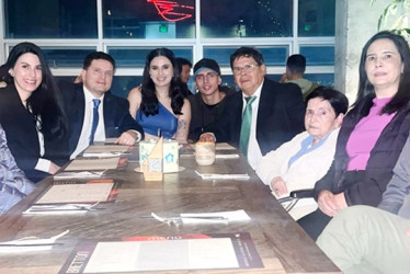 Foto | Lector | LA PATRIA De derecha a izquierda: Diego Giraldo, Lina María Giraldo, Stella Ortíz, José Fernando Giraldo, Daniel Giraldo, María Fernanda Giraldo, Andrés Fernando Giraldo, Tatiana Giraldo y María Elena Ortíz.