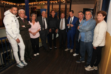 Grupo de amigos y familiares de los cumpleañeros.