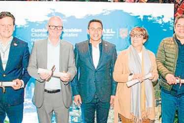 Benjamín Hess, consejero político adjunto de la Embajada Estados Unidos; José Andrés Duarte García, presidente ejecutivo de Cotelco; Tim Hemmings, embajador adjunto del Reino Unido; Jorge Eduardo Rojas Giraldo, alcalde de Manizales; María Patricia Porras Mendoza, secretaria de Gobierno de Cartagena; Guillermo Herrera Castaño, presidente ejecutivo de Camacol, y brigadier general Rosemberg Novoa Piñeros, subdirector de la Policía Nacional de Colombia.