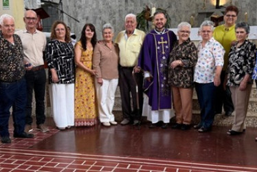 Grupo de asistentes acompañantes a la eucaristía.