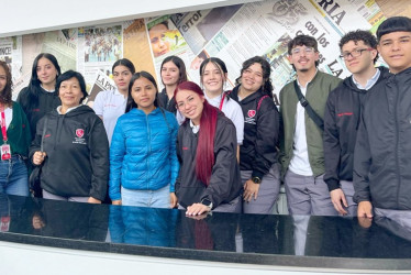 Alumnos del Politécnico Nacional Colombiano visitaron las instalaciones de LA PATRIA. Durante el recorrido conocieron el proceso periodístico, la producción de impresos comerciales y la elaboración de empaques y cajas.