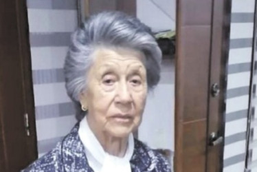 Hoy recordamos con amor y gratitud a la DRA. ARACELLI VALENCIA DE NAVIA, quien partió de este mundo hace un año, dejando una huella imborrable en quienes tuvimos el privilegio de conocerla. Su amor incondicional, su generosidad y su fuerza siguen siendo faro y ejemplo para sufamilia y seres queridos. Ejerció con dignidad y entrega su labor como juez, destacándose por su integridad, sabiduría y compromiso con la justicia. Su ejemplo continúa guiando nuestras vidas y su legado permanece vivo en cada uno de no