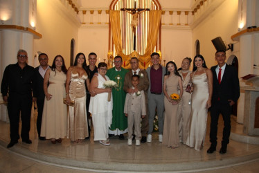 Grupo familiar asistente a la eucaristía.