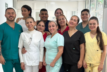 María Aracelly Grisales junto a sus compañeros de trabajo.
