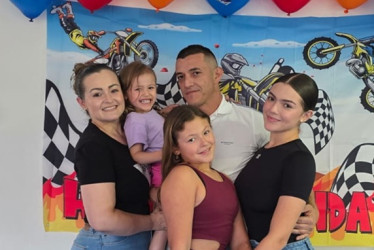 Jorge Escobar Franco junto a su esposa Luisa Hincapié y sus hijas Valentina, Sophia y Amelia.