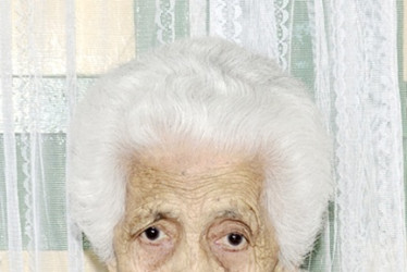 Carolina Hincapié Gómez nació el 18 de septiembre de 1918 en Salamina. Este año celebrará su cumpleaños número 107 rodeada del cariño de su familia. Sus seres queridos planean organizar una reunión familiar en su casa, ubicada en el sector de El Alto, en Salamina (Caldas), y también una misa para dar gracias por su vida. Su vida ha sido ejemplo de dedicación, amor y fortaleza.