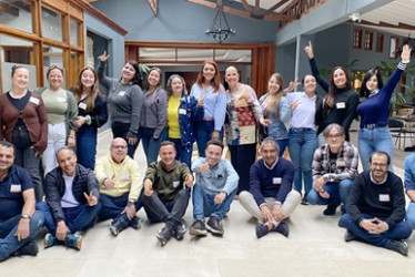Luis Eduardo López; Juan Carlos Valencia, facilitador Fundación Instituto de Liderazgo FIL; Jorge Hernán Ramírez; Freddy Arango; Alexánder García, Jorge Hernán Botero, director-gerente de LA PATRIA; Augusto Patiño, Fernando Ramírez, Juan Pablo Ríos. De pie: Martha Lucia Gómez, Eliana Rincón, Laura Castaño, Margaret Sánchez, Mariana Cedeño, Sandra Milena Alzate, Yuliana Estrada, Claudia Tobón, Tatiana Sánchez, Paulina Ocampo, facilitadora Fundación Instituto de Liderazgo FIL; Laura Rivera, y Diana Mateus, re