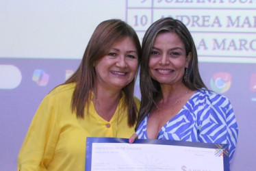 Hilda Muñoz Henao, mejor empleada de carrera Nivel Profesional del 2024 . La acompaña Paula Chica Cortés, vicerrectora Administrativa.