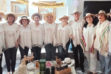 Manuel Echeverry, Piedad Henao, María Teresa Dávila, Clemencia Villegas, Melva Vargas, Yaneth Guarín, María del Rosario Ramírez, Patricia Marín, Arcesio González, Luz Adriana Sanz, Patricia Martínez, Fernando Buriticá y Fernando Quiceno, durante el reencuentro de los amigos por siempre de Cenicafé, en Cauca Viejo.