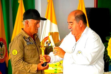 La Institución Educativa Elías Mejía Ángel otorgó el reconocimiento de Emprendedor del Año a José Aurelio Londoño Zuluaga, más conocido como "socio", por su compromiso, dedicación y entrega en beneficio de la comunidad pacoreña. Así lo dio a conocer el rector de la institución educativa Francisco Javier Obando quien manifestó que su Liderazgo en procesos de ornato y embellecimiento del parque central, la gruta del sector La Bomba, el polideportivo y otros espacios comunitarios destacado en actividades socia