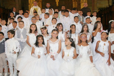 Grupo de niños y niñas que recibieron el sacramento de la Comunión.