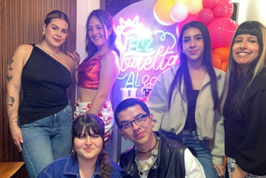 Isabella Londoño, en su cumpleaños número 21, celebró con una cena en compañía de Nicole Guerrero, Felipe Correa, Catalina Gómez, María Paula Escobar y Silvana Castillo.