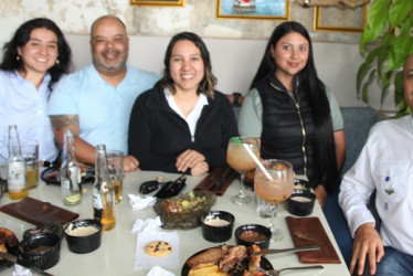 Foto| Argemiro Idárraga | LA PATRIA Johana Garcés festejó su cumpleaños con un almuerzo en el restaurante Efecto Barbacoa. La acompañaron: Aney Serna, Julián Garcés, la homenajeada, Leidy Viviana Montoya y Julián Sánchez.