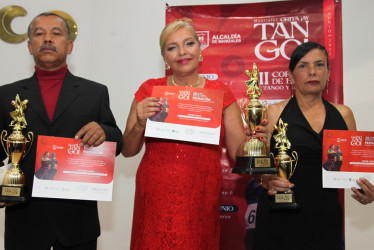 Jose Fernando Valencia, segundo puesto; María Eugenia Correa, primer puesto; y Yolanda Velásquez, tercer puesto.