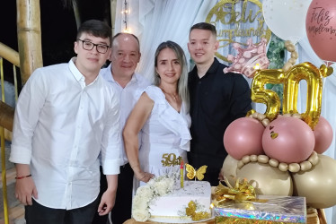 Foto | Cortesía | LA PATRIA Argenis Ortegón Betancur festejó sus 50 años en la finca La Esmeralda en Calarcá (Quindío), acompañada por Johan Morales Ortegón, Fabián Morales Quintero y Steven Morales Ortegón.