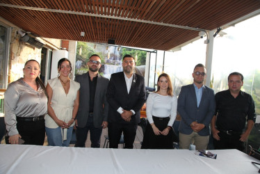 Luz Marina Alzate, Laura Fernanda Valencia, Felipe Gómez, Sebastián Merchán Zuluaga, alcalde de Aranzazu; Andrea Giraldo, Eugenio Gómez y Jorge Iván Cardona.