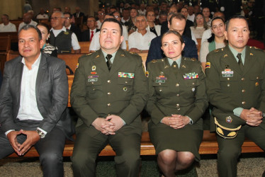 Paula Andrea Sánchez, secretaria de Gobierno de Manizales; Jorge Andrés Gómez Escobar, secretario de Gobierno de Caldas; coronel Dave Anderson Figueroa; coronel Rocio Milena Melo Puerto; teniente coronel Luis Fernando Santoral; y teniente coronel Diego Armando Villar.
