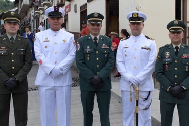 Entre los condecorados de izquierda a derecha: teniente Víctor Naranjo, sargento Hernando Casanova, teniente coronel Juvel Trujillo, capitán Daniel Ricardo Gutiérrez y el mayor Sergio Gutiérrez.