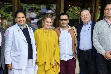 Fotos | Cortesía Aris Mining | LA PATRIA Juan Camilo Vargas, gerente de Relaciones Externas de Aris Mining; Elizabeth Williams, embajadora de Canadá en Colombia; Giovanna Romero, vicepresidenta senior Asuntos Corporativos y Sostenibilidad de Aris Mining; Carlos Olmes Cañaveral, presidente de la Mesa Social Minera Marmato; Mauricio López González, director del Pacto Global Red Colombia; y Alejandro Giraldo, vicepresidente Ambiental Aris Mining.