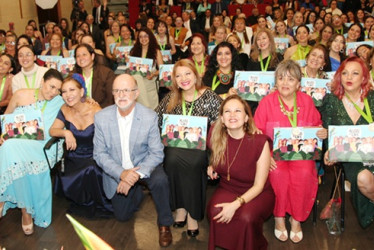 Grupo de homenajeadas junto al gobernador de Caldas, Henry Gutiérrez Ángel, y el gerente de la Industria Licorera de Caldas, Diego Angelillis Quiceno.