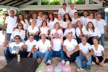 Foto | Cortesía | LA PATRIA  Compañeros egresados de la promoción de 1990 del programa de Publicidad de la Universidad Católica de Manizales (UCM) se reunieron en una finca en el departamento del Quindío para festejar los 35 años de su grado.