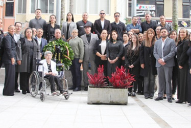  Grupo de funcionarios y asistentes a la conmemoración de los 40 años del holocausto del Palacio de Justicia.