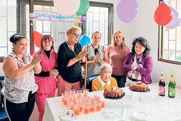 Foto | Rubén Darío López | LA PATRIA Funcionarios del Hogar San Vicente de Paúl de Pensilvania celebraron los 93 años de vida de Elena Sepúlveda, de las primeras adultas mayores en ocupar este asilo cuando fue construido hace 20 años.