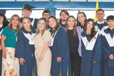 Fotos | Lector | LA PATRIA Grado 11, junto a Luisa Saldarriaga, exalumna; Nancy Guacaneme, gerente; Sonia Patricia Jaramillo Cardona, rectora; y Daniela González y Santiago Urdanivia, representantes de la junta directiva.