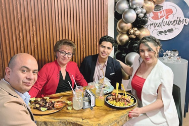 Felipe González celebró junto a Luz Marina González, Rafael González y Andrea Torres.