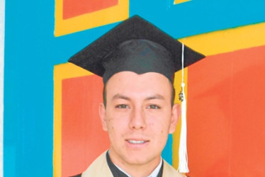 Juan Sebastián Suárez Tabares recibió su graduación como Normalista Superior de la Normal de La Presentación de Pensilvania al finalizar la formación complementaria en pedagogía en ceremonia cumplida en el templo Nuestra Señora de Los Dolores.