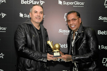 José Julián Hurtado, gerente de Susuerte, entrega reconocimiento a Dayro Moreno.