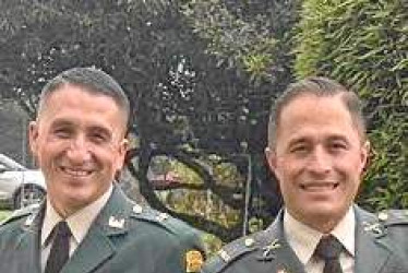 Los mayores Julián López  Ramírez y Diego Ortiz Ramírez, quienes ascenderán a tenientes coroneles del Ejército Nacional.