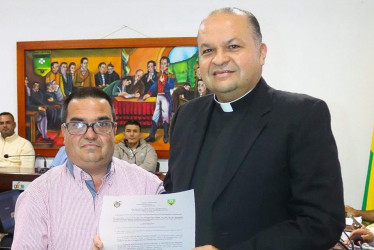 Homenaje al presbítero Martín Ortega por su labor pastoral.