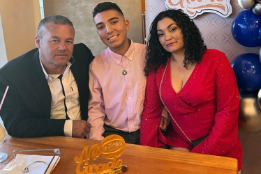 Emanuel Díaz Quintero se graduó como bachiller con profundización en pedagogía de la Escuela Normal Superior de Manizales. Lo acompañan sus padres, Mónica Quintero y Wilmar Meza.