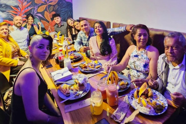 Amy Lee Trujillo Orozco celebró su grado de bachillerato acompañada de familiares y amigos: Jorge Hernán Galeano, Isabel Carantón, Francia Orozco, Víctor Montoya, Érika Rodríguez, Amy Lee Trujillo, Jowan Betancur, Alexándra Orozco, Óscar Calle, Luz Vallejo y Sofía Orozco.