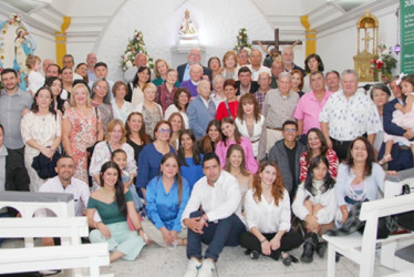 Matilde, acompañada de la familia Marín Gutiérrez, en la celebración eucarística en acción de gracias por sus 97 años.