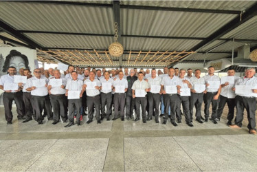 Felicitamos a nuestros profesionales conductores en su proceso de certificación en competencia laboral con el SENA: "Trasladar usuarios de acuerdo a la normativa de convivencia y de tránsito y transporte terrestre automotor", Unitrans comprometida con la formación de nuestros colaboradores, para brindar día a día un mejor servicio a la ciudad.