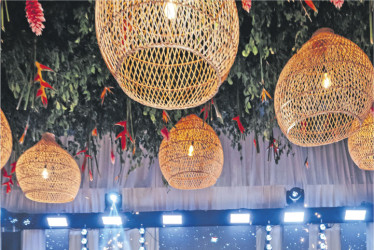 En la emblemática Iglesia de Santo Domingo, en Cartagena, los médicos internistas Carlos Manuel Gutiérrez Mendiola y Luz María Cárdenas Cardona. unieron sus vidas en una ceremonia llena de significado. El 12 de diciembre de 2025, rodeados de familiares y amigos, celebraron un amor construido con vocación, compromiso y complicidad.  Una noche inolvidable en la que la historia de la ciudad fue testigo del inicio de una nueva vida en común.