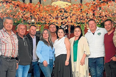 Foto | Henry Giraldo | LA PATRIA Felipe Jaramillo, Bertulio Jiménez, Alirio Escobar, Albeiro García, Sonia Àvalo (vicepresidenta de la junta directiva), Rubén Darío Mejía, Claudia Morales (gerente), Gloria Gallego, Andrés Herrera, Julián Ramírez (Emisora Voces), y Miguel García (presidente de la junta directiva).