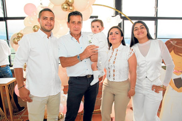 Jhon Harold Rivillas García, padre; Fabián Guzmán Ramírez, padrino; Milagros Rivillas Hernández; Luisa Fernanda Echeverri Solis, madrina; y Laura Alejandra Hernández Buitrago, madre.