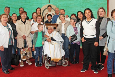 El presbítero Evelio Valencia García junto a su familia.