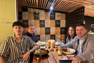 Fotos | Argemiro Idárraga | LA PATRIA Mateo Vanegas Giraldo, Gerardo Vanegas Alzate, Juanita Luna y David Eduardo Gómez Springstube en el restaurante La Patatería.