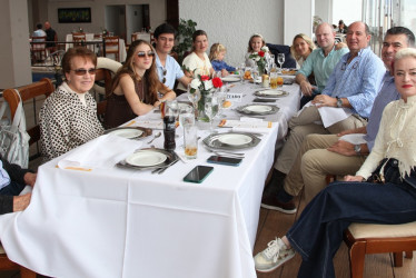 Jorge A. Salazar, María Isabel Gutiérez, Luciana Arango, Martín Espitia, Catalina Giraldo, Victoria Salazar, Francisca Salazar, Alejandra Salazar, Lorenzo Salazar, Eduardo Arango, Felipe Gómez y Federica Salazar compartieron un almuerzo en el Club Manizales sede centro.
