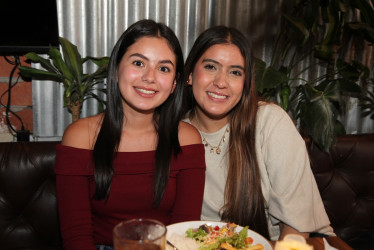 Foto | Argemiro Idárraga | LA PATRIA En el restaurante La Patatería, Laura Salinas y Zara Vásquez compartieron un almuerzo.