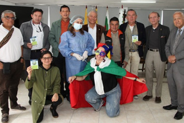 Foto | Argemiro Idárraga | LA PATRIA En la Sociedad de Mejoras Públicas de Manizales un grupo de personas se vacunó contra la apatía. La actividad se realiza en la Semana de la Participación Ciudadana con el fin de incentivar a las personas a involucrarse en las actividades de la ciudad. Durante esta semana estarán "vacunando" en diferentes partes de la ciudad.