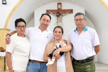 En la parroquia de Guarinocito se llevó a cabo el bautizo de Santiago Hernández Pérez, quien aparece en la imagen acompañado de sus padrinos y abuelos.En la parroquia de Guarinocito se llevó a cabo el bautizo de Santiago Hernández Pérez, quien aparece en la imagen acompañado de sus padrinos y abuelos.