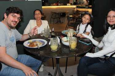 Jhon Contreras, Mercedes Rodríguez, Ana Sofia Contreras y Katherine Rojas.