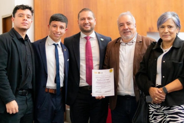 Fotos | Cortesía Alcaldía de Manizales | LA PATRIA Miguel Ángel Acero Arango, Santiago Acero Arango, secretario de Movilidad Juvenil; Juan Felipe Álvalrez Castro, secretario de Movilidad; Ricardo Acero Gómez, fiscal 22 local; y Luz Stella Patiño Gallego.
